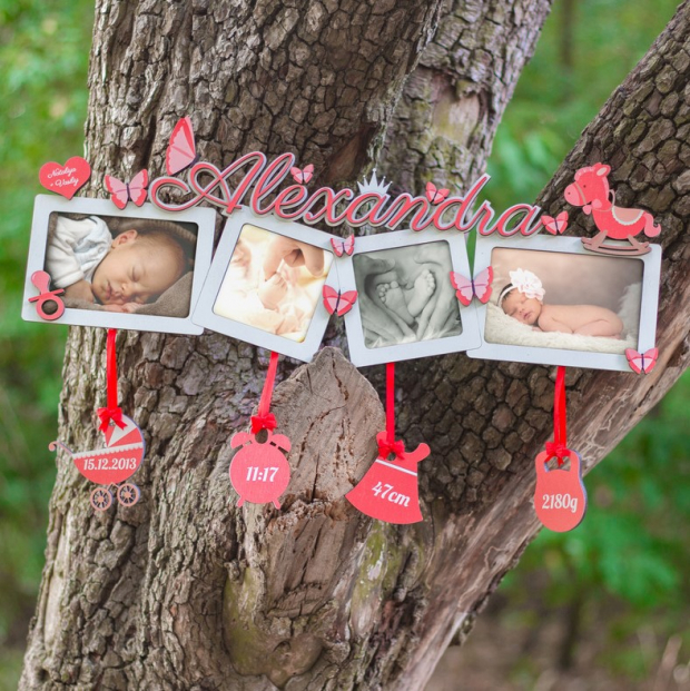 Dekorace ve formě čtyřrámečku s motýlky a koníkem Fotorámeček pro více fotografií narození dítěte s motýly, koněm a jménem dítěte