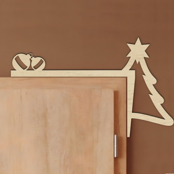 Rohová dekorace na dveře s vánočními ozdobami a stromkem