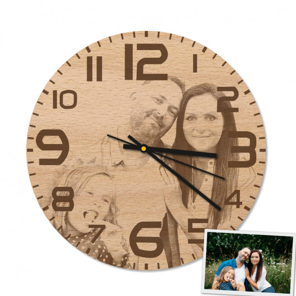 Nástěnné hodiny ze dřeva s gravírovanou fotkou 1